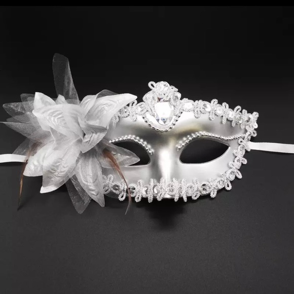 ✨MYSTIQUE✨MOLDED PLASTIC GOLD OR SILVER MASK - Picture 6 of 15